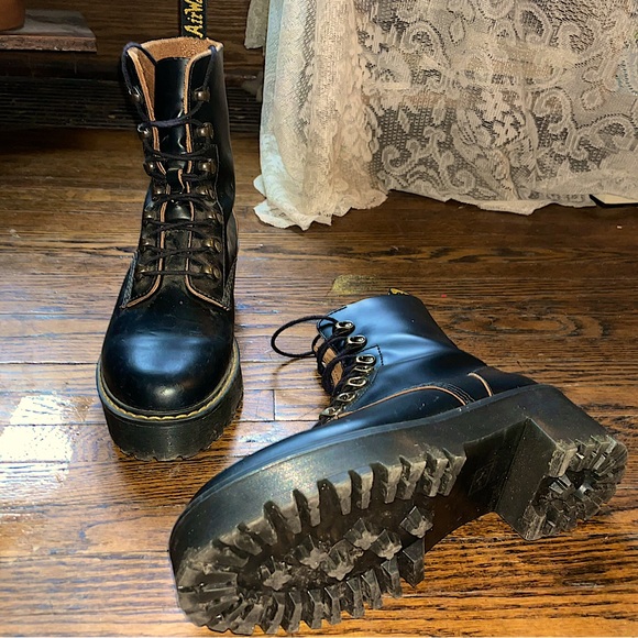 DOC MARTEN LEONA WOMEN'S VINTAGE SMOOTH LEATHER HEELED BOOTS SIZE 8 - Picture 6 of 7